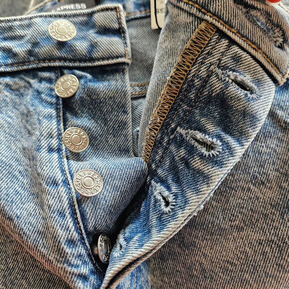 New Express Boyfriend Midi Mid Rise Distressed Drop Hem Denim Shorts Size 4 - Picture 14 of 16